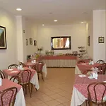 מלון Mediterraneo צ'פאלו